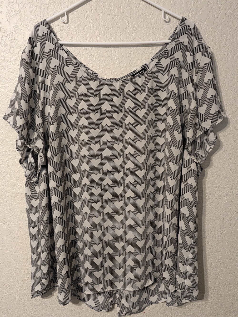Torrid Black & White Heart Geometric Print Button Back Blouse, Size 4X
